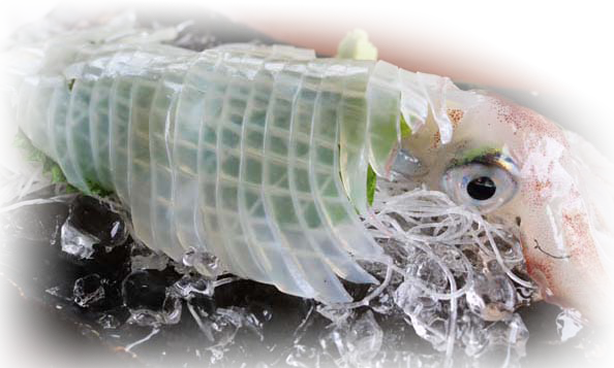 氷の上に盛り付けた、透明感のある活イカの刺身