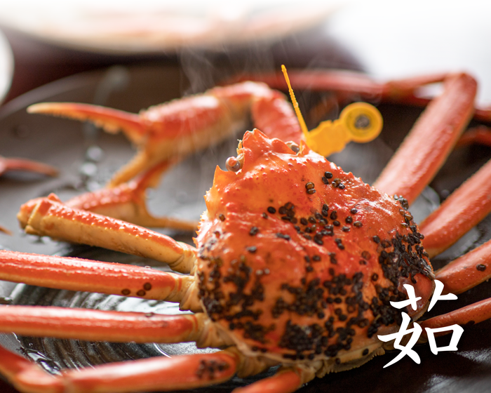 皿いっぱいに盛られた茹で越前がに